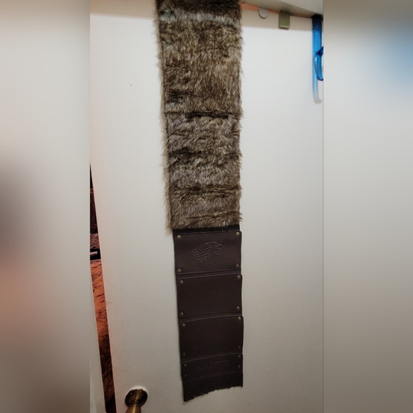 - HBO Game of Throwns Collection set; scarf, pin and poster - Picture 4 of 7